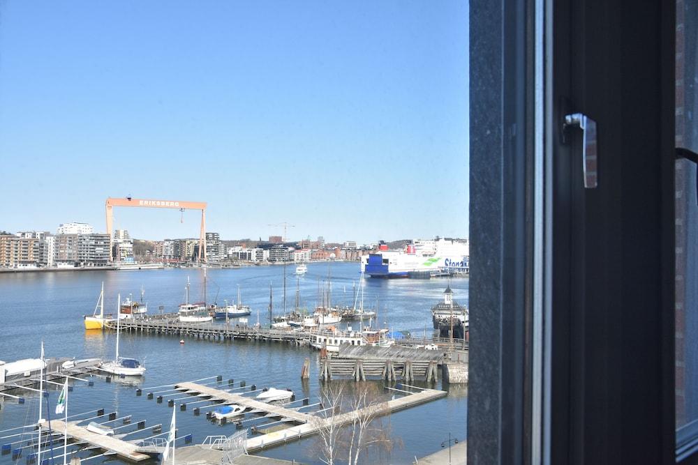 Quality Waterfront Hotel 4*