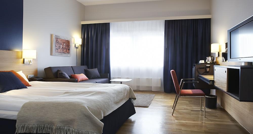 Quality Waterfront Hotel